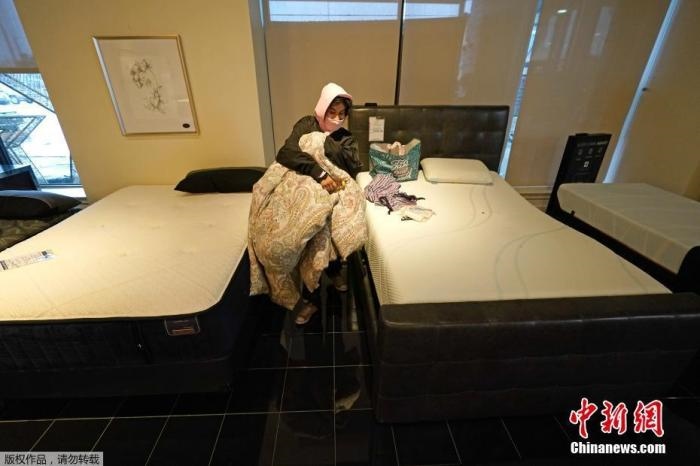 當(dāng)?shù)貢r(shí)間2月17日，美國(guó)得州的一家畫(huà)廊兼家具店內(nèi)，大批民眾來(lái)此避寒取暖，其中不乏一些人帶著被子來(lái)過(guò)夜。美國(guó)近日遭遇極寒天氣侵襲，多地氣溫創(chuàng)近年新低，其中得州災(zāi)情最嚴(yán)重，暴風(fēng)雪導(dǎo)致電網(wǎng)在酷寒中癱瘓，約400萬(wàn)居民家中長(zhǎng)時(shí)間停電。美國(guó)國(guó)家氣象局表示，得州休斯敦等地的氣溫甚至比靠近北極圈的阿拉斯加還要低。