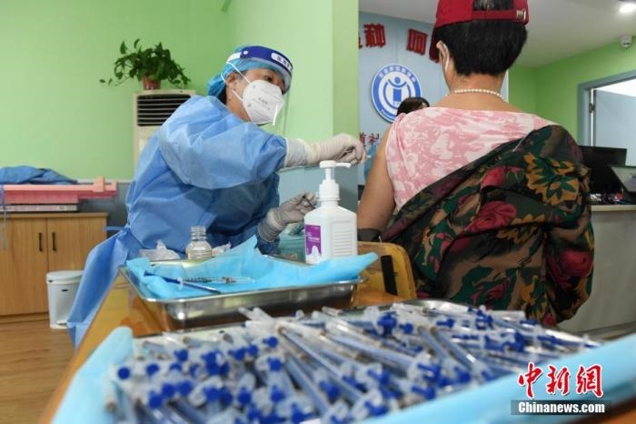 資料圖：市民來(lái)到醫(yī)院接種新冠疫苗。 楊華峰 攝