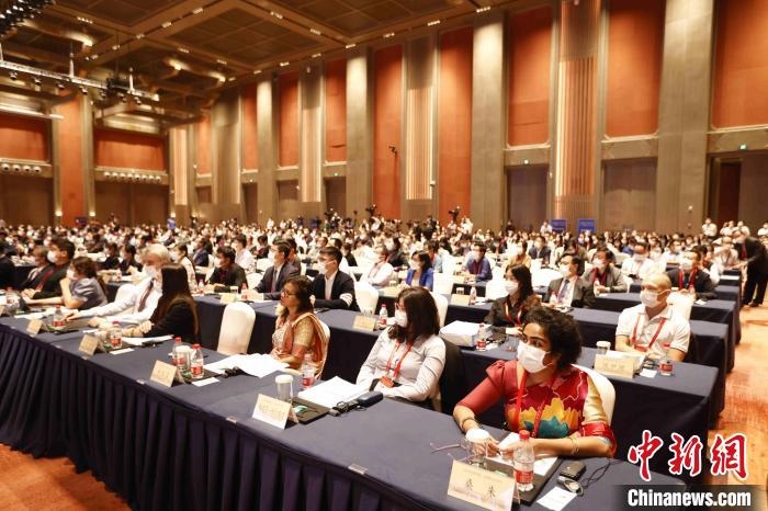 500余名專家學(xué)者、嘉賓代表以線上線下方式參加開幕式?！∈⒓样i 攝