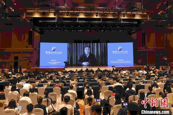 中國工程院院士、“人民英雄”國家榮譽(yù)稱號獲得者張伯禮通過視頻發(fā)表主旨演講?！∈⒓样i 攝