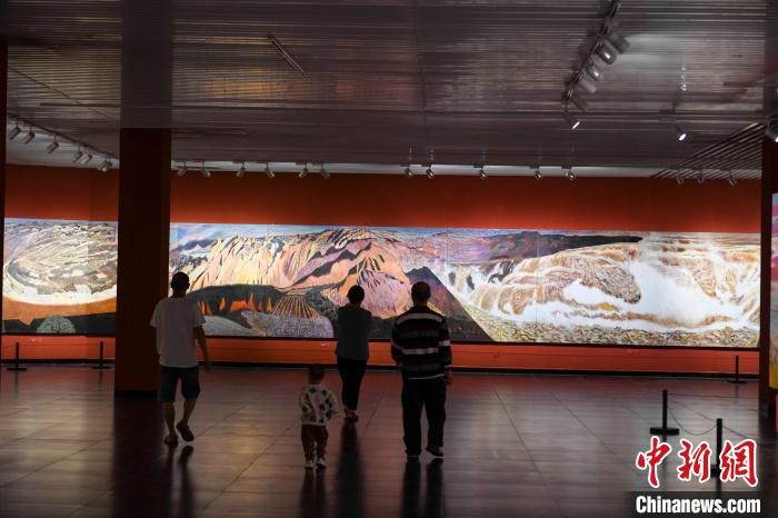 162米巨幅油畫長卷《黃河》吸引市民駐足觀看?！钊A峰 攝