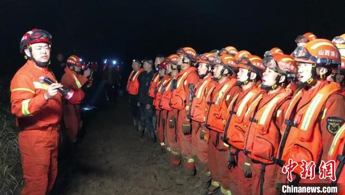 平遙縣消防救援大隊(duì)大隊(duì)長(zhǎng)龔宇作總攻發(fā)起前的動(dòng)員?！￠Z旭輝 攝