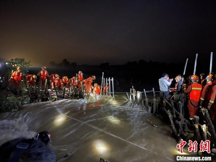 消防員分成左右兩路，同時(shí)發(fā)起決口封堵總攻?！￠Z旭輝 攝