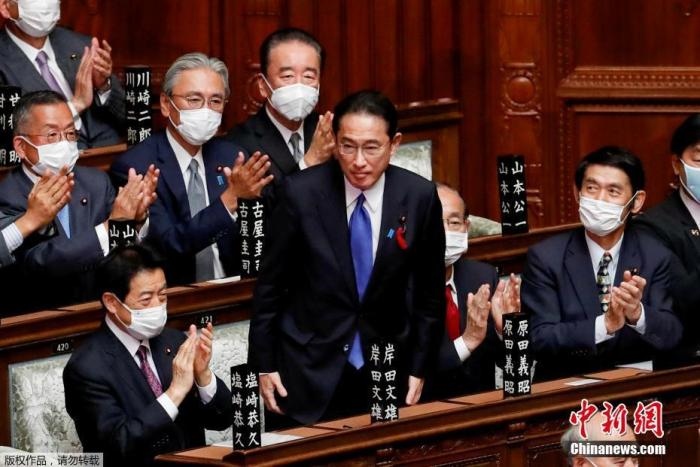 當?shù)貢r間10月4日，日本自民黨總裁岸田文雄經(jīng)過眾院全體會議的首相指名選舉成為第100任首相。圖為岸田文雄（中）起身致謝。