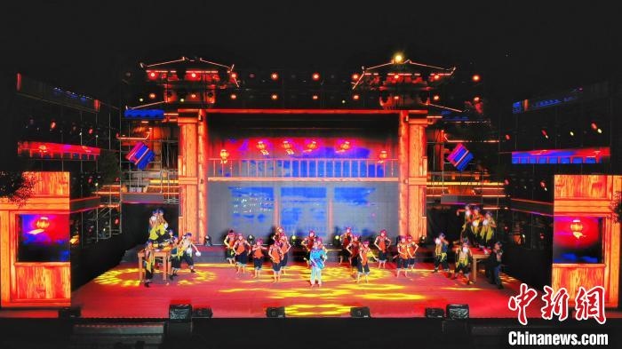 2021昭君文化旅游活動專場晚會現(xiàn)場?！≈苄橇?攝