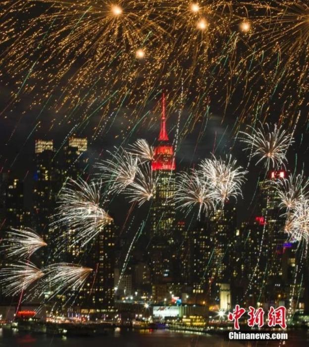 　　2018年，中國駐紐約總領(lǐng)事館前的哈德遜河上空燃放起焰火，慶祝中國狗年春節(jié)。