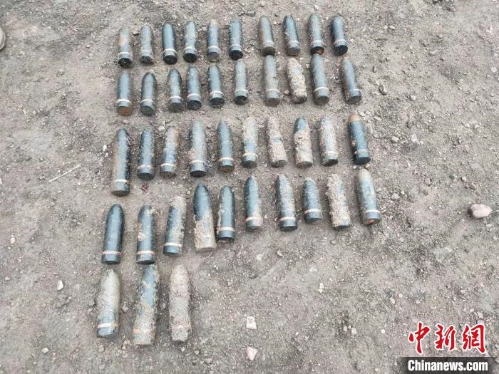 圖為發(fā)現(xiàn)的遺留炮彈。　特日格樂 攝