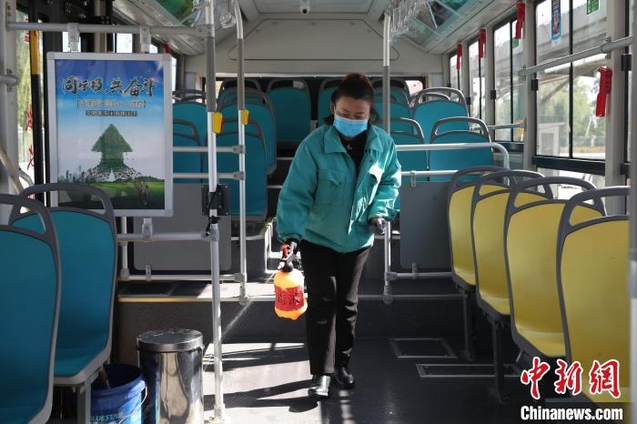 工作人員正在對(duì)公交車(chē)進(jìn)行消殺。　于晶 攝