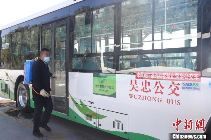 工作人員正在對(duì)公交車(chē)進(jìn)行消殺。　于晶 攝