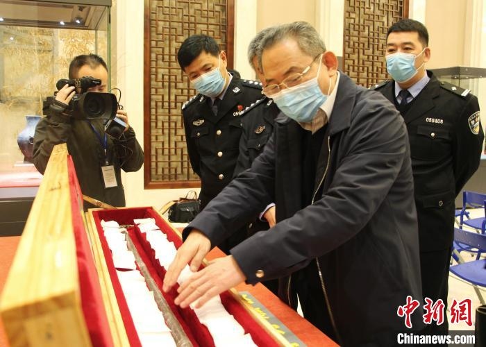 山東博物館館長鄭同修介紹涉案文物龍首錯(cuò)銀木柲銅杖。　趙曉 攝