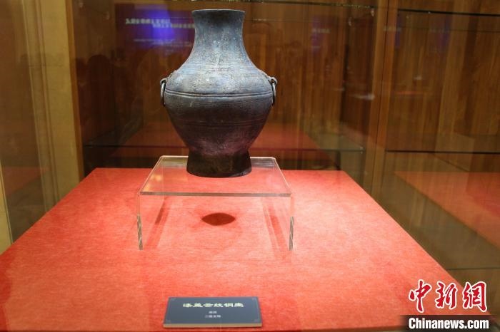 二級文物戰(zhàn)國時(shí)期漆蓋云紋銅壺?！≮w曉 攝