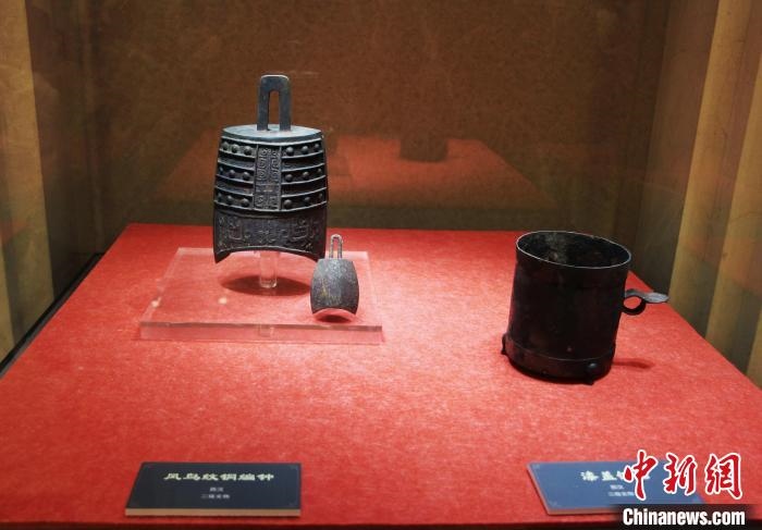 二級文物西漢鳳鳥紋銅編鐘、漆蓋銅卮?！≮w曉 攝