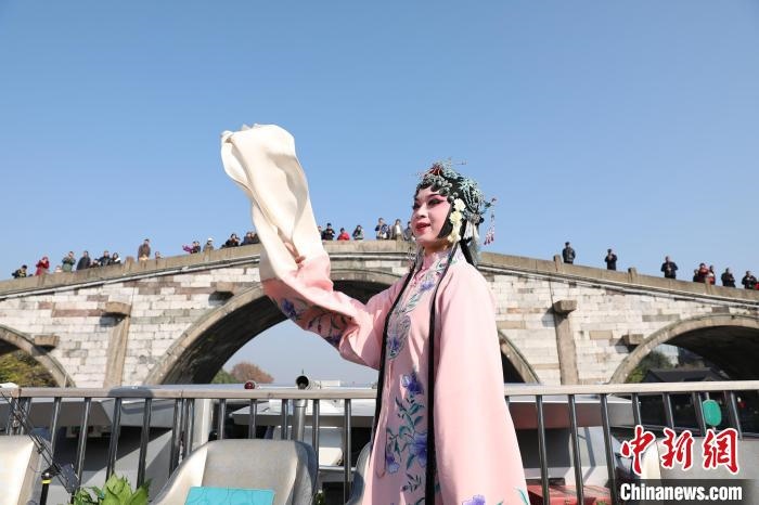 2019京杭對話的大運河京杭雅集活動中，浙江昆劇團國家一級演員楊崑在中國大運河(杭州段)上進行表演?！⌒燔?攝 攝