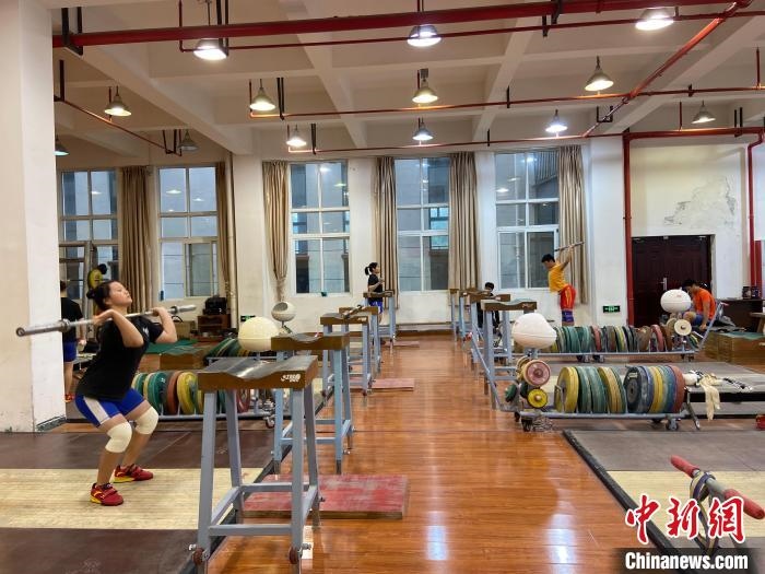 石智勇的師弟師妹們訓(xùn)練場景?！×植?攝