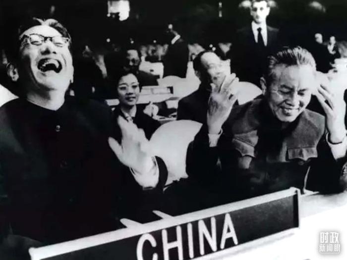 △1971年11月15日，以外交部副部長喬冠華(左一)為團(tuán)長、黃華(右一)為副團(tuán)長的中國代表團(tuán)，首次出現(xiàn)在聯(lián)合國大會(huì)上。(資料圖)