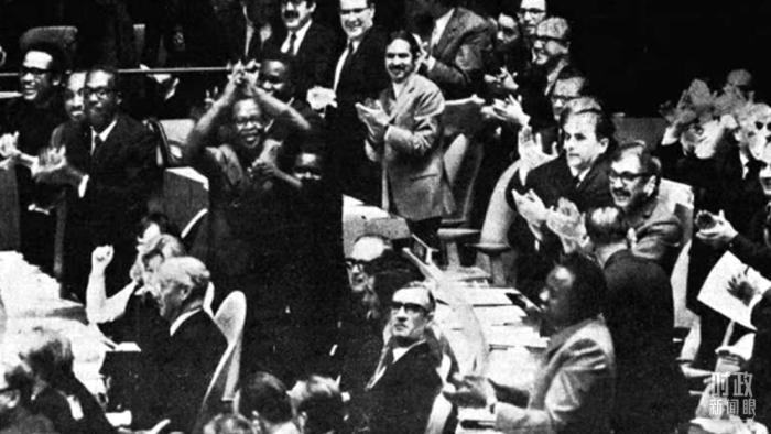 △第2758號(hào)決議通過后，現(xiàn)場爆發(fā)出熱烈歡呼聲。(資料圖)