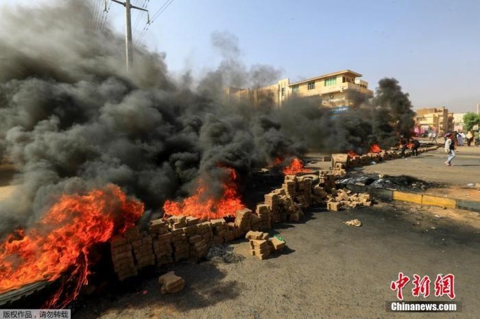 當?shù)貢r間10月25日，蘇丹局勢發(fā)生突變，過渡政府總理被“綁架”，政府部長被軍方抓捕，國家進入緊急狀態(tài)，大量民眾走上街頭對軍方行動進行抗議，已有7人在抗議活動中死亡，140人受傷。圖為抗議活動中燃燒的輪胎。