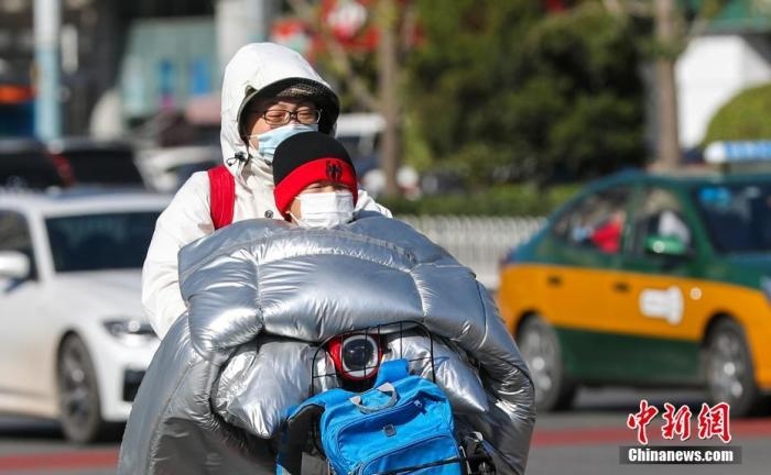 資料圖：市民在大風(fēng)降溫天氣下出行。 <a target='_blank' href='http://www.chinanews.com/'>中新社</a>記者 賈天勇 攝