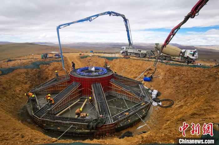 資料圖為該風(fēng)電場(chǎng)建設(shè)現(xiàn)場(chǎng)?！≈袊?guó)電建集團(tuán)成都勘測(cè)設(shè)計(jì)研究院有限公司 供圖