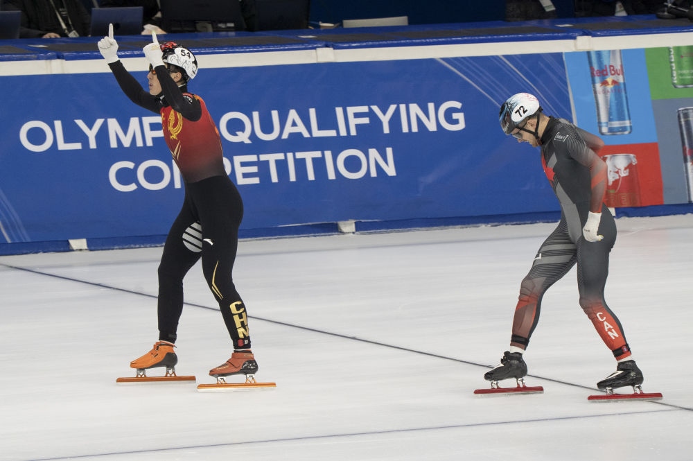 11月20日，任子威(左)在比賽后慶祝。新華社發(fā)(弗爾季·奧蒂洛 攝)