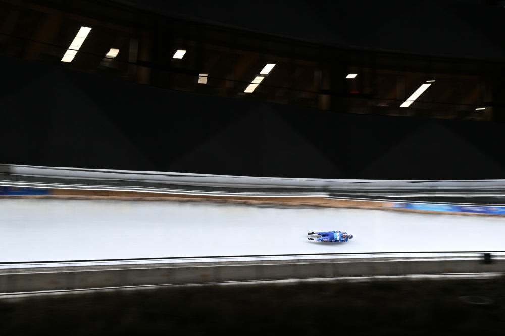 11月21日，美國選手馬茲德澤/泰爾迪曼在團(tuán)體接力比賽中。新華社記者陳益宸攝