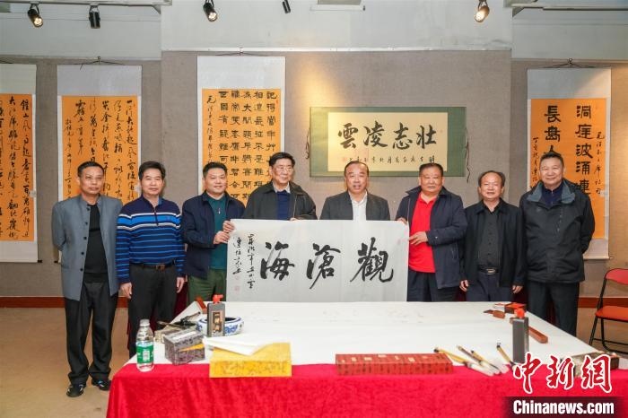 圖為百名將軍書畫展活動現(xiàn)場?！∷涡憬?攝 攝