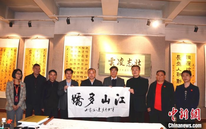 圖為百名將軍書畫展活動現(xiàn)場?！☆佇玛?攝 攝