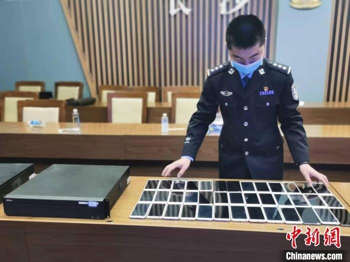 民警展示作案工具?！￠L沙市公安局供圖