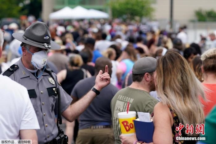 當(dāng)?shù)貢r(shí)間6月17日，美國肯塔基州國會(huì)大樓外，上千名在疫情期間失業(yè)的美國民眾在此排隊(duì)等候進(jìn)入大樓。據(jù)悉肯塔基州在疫情期間開設(shè)了臨時(shí)失業(yè)辦公室。