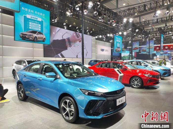 長沙國際車展上展出的汽車?！√菩∏?攝