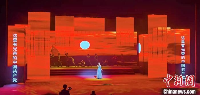 圖為“百年風(fēng)華”大型音樂史詩劇現(xiàn)場?！⒑ｌ` 攝