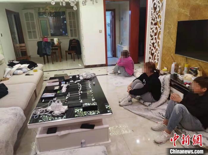 資料圖為果洛藏族自治州公安民警抓獲的犯罪嫌疑人?！‖斍呖h公安局供圖