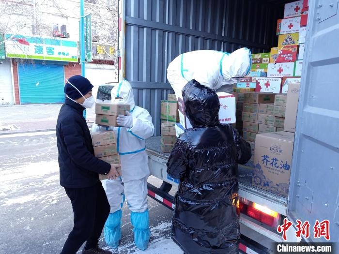 圖為滿洲里物資保障巡回補(bǔ)給車隊(duì)配貨現(xiàn)場?！∏靥饌?攝