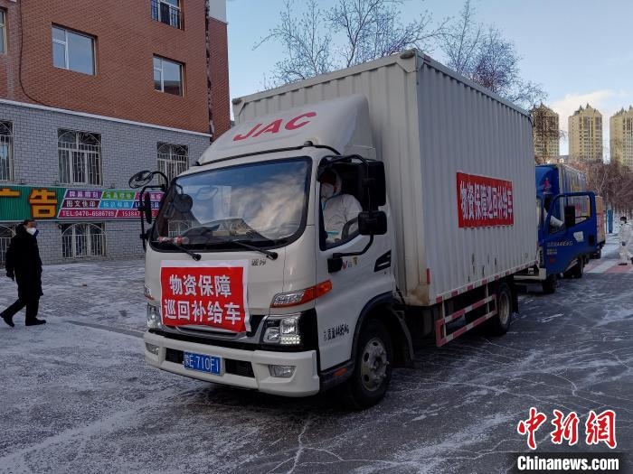 圖為滿洲里物資保障巡回補(bǔ)給車隊(duì)配貨現(xiàn)場。　秦甜偉 攝