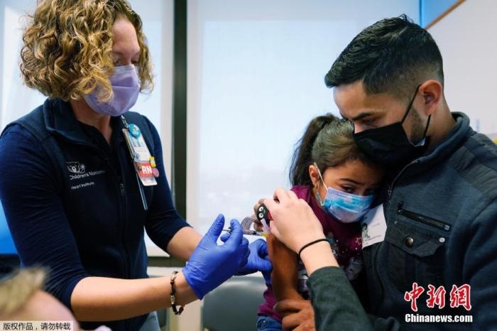 資料圖：當(dāng)?shù)貢r(shí)間11月3日，美國(guó)華盛頓，國(guó)立兒童醫(yī)院為孩子接種疫苗。美國(guó)新冠疫苗接種進(jìn)入了一個(gè)新階段，數(shù)百萬(wàn)名小學(xué)生現(xiàn)在可以接種疫苗。