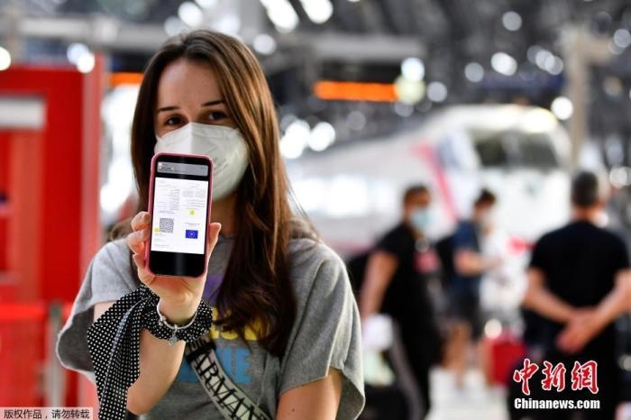 當(dāng)?shù)貢r間2021年9月1日，意大利米蘭，乘客在火車站出示的健康證明。