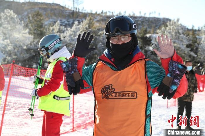 圖為滑雪場現(xiàn)場?！≡S婷 攝