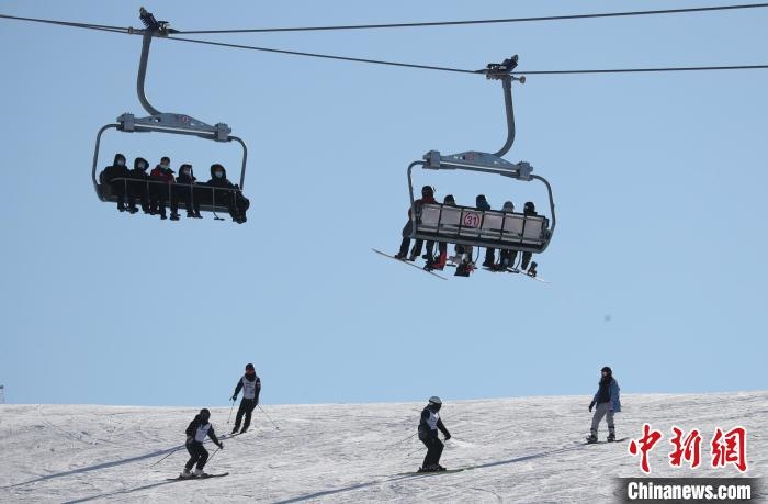 圖為滑雪場現(xiàn)場?！≡S婷 攝