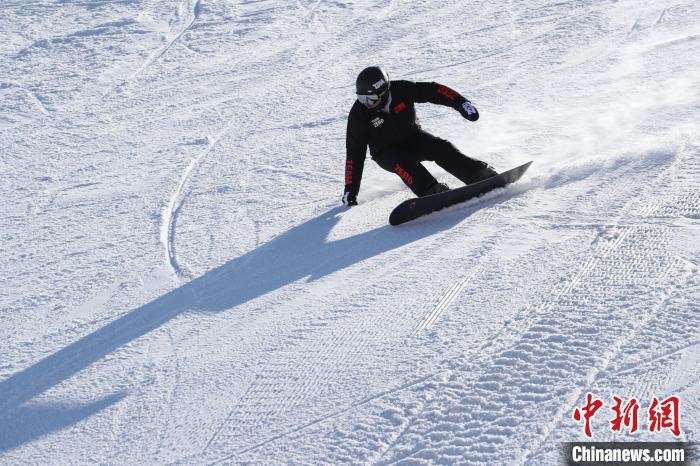 圖為滑雪場現(xiàn)場。　許婷 攝