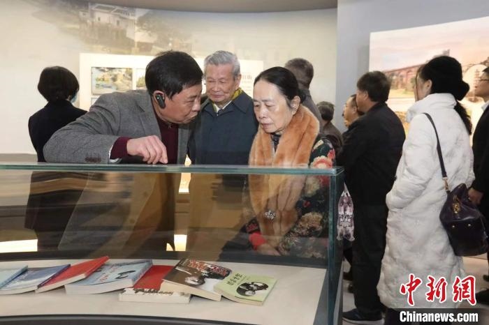 船政后裔在參觀新館。　陳曉靜 攝