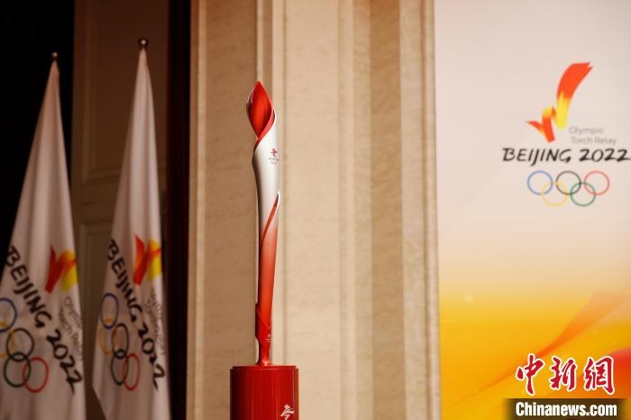 展示的北京冬奧會火炬?！〗x 攝