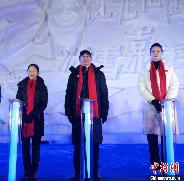 前女排國家隊隊長奧運(yùn)冠軍惠若琪(右一)，中國女子田徑競走奧運(yùn)冠軍王麗萍(左一)助陣當(dāng)晚活動?！≮w桂華 攝