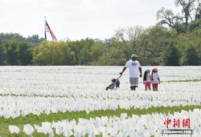 當(dāng)?shù)貢r(shí)間2021年9月18日，美國(guó)首都華盛頓國(guó)家廣場(chǎng)上插著數(shù)十萬(wàn)白色旗幟，悼念新冠逝者。這個(gè)名為“在美國(guó)：銘記”藝術(shù)裝置由美國(guó)藝術(shù)家弗斯滕伯格(Suzanne Firstenberg)策劃，她計(jì)劃在兩周內(nèi)與公眾一起在華盛頓國(guó)家廣場(chǎng)插上與美國(guó)新冠死亡病例數(shù)對(duì)應(yīng)的白旗，以示悼念。 <a target='_blank' href='/'>中新社</a>記者 陳孟統(tǒng) 攝