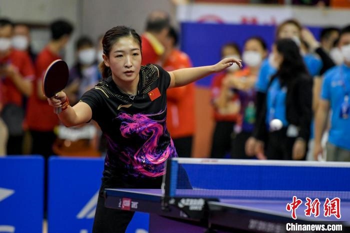 劉詩雯在2021年全國乒乓球“業(yè)余球王”總決賽中與選手互動交流球技?！●樤骑w 攝