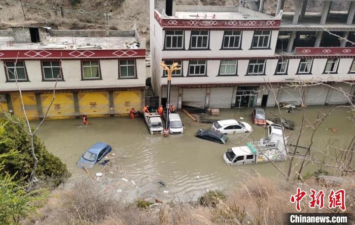 救援人員正在丹巴一處民房被淹處搜尋和轉(zhuǎn)移人員?！≈苡?攝