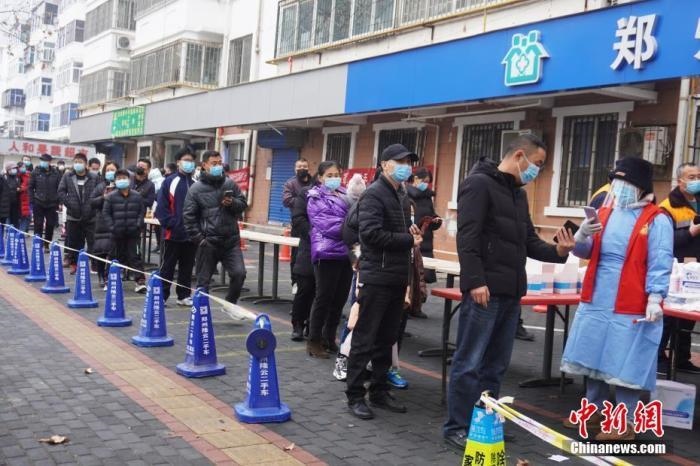 資料圖：1月7日，河南鄭州，市民有序排隊(duì)進(jìn)行核酸檢測。<a target='_blank' href='/'>中新社</a>記者 劉鵬 攝