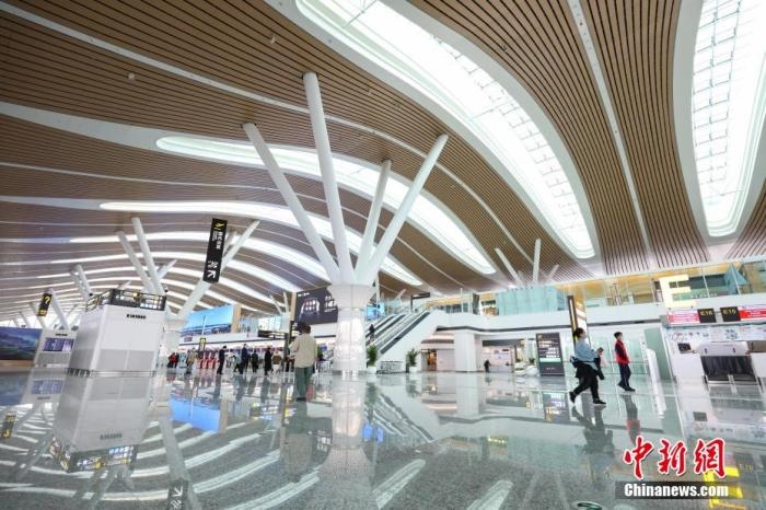 資料圖：貴陽龍洞堡國際機(jī)場T3航站樓出發(fā)大廳。 瞿宏倫 攝