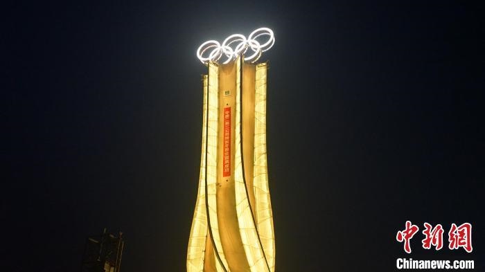1月25日，由中建二局三公司承建的“海陀塔”順利竣工，奧運五環(huán)閃耀延慶冬奧賽區(qū)?！≈薪ǘ秩竟﹫D
