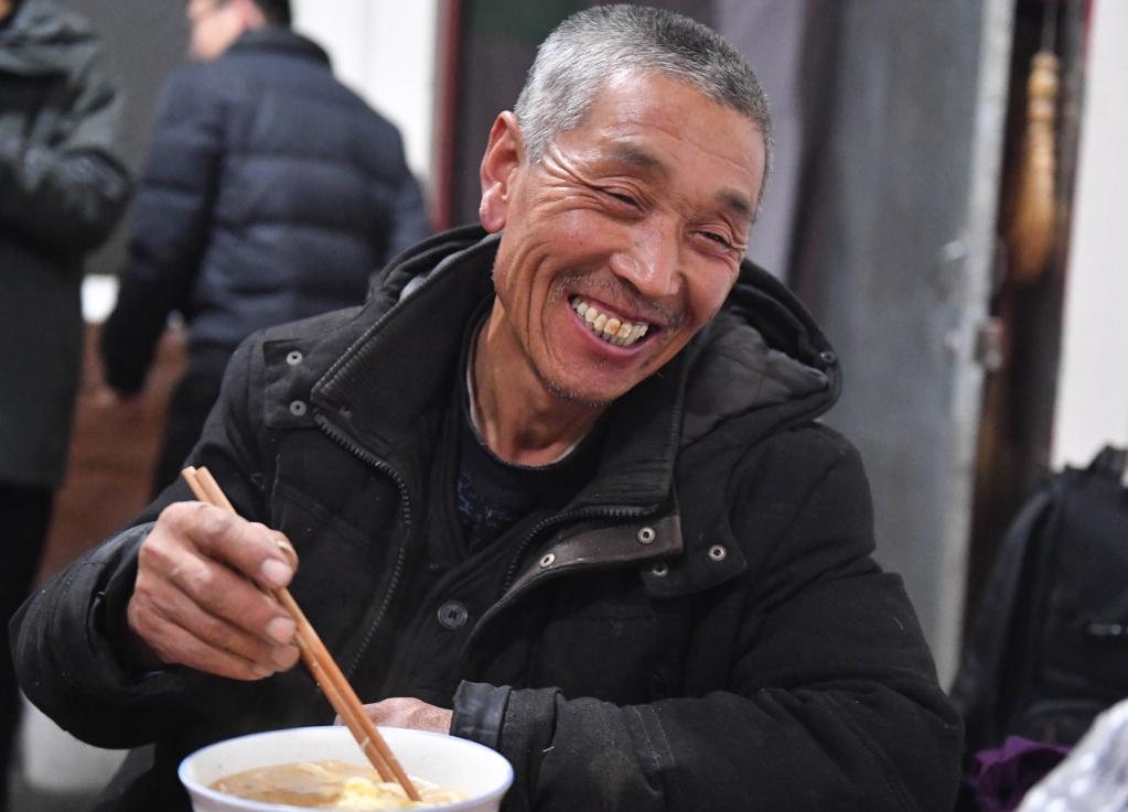 1月26日，山西省汾西縣段村村民蔡文明談起見到總書記的心情，激動(dòng)又開心。新華社記者 柴婷 攝