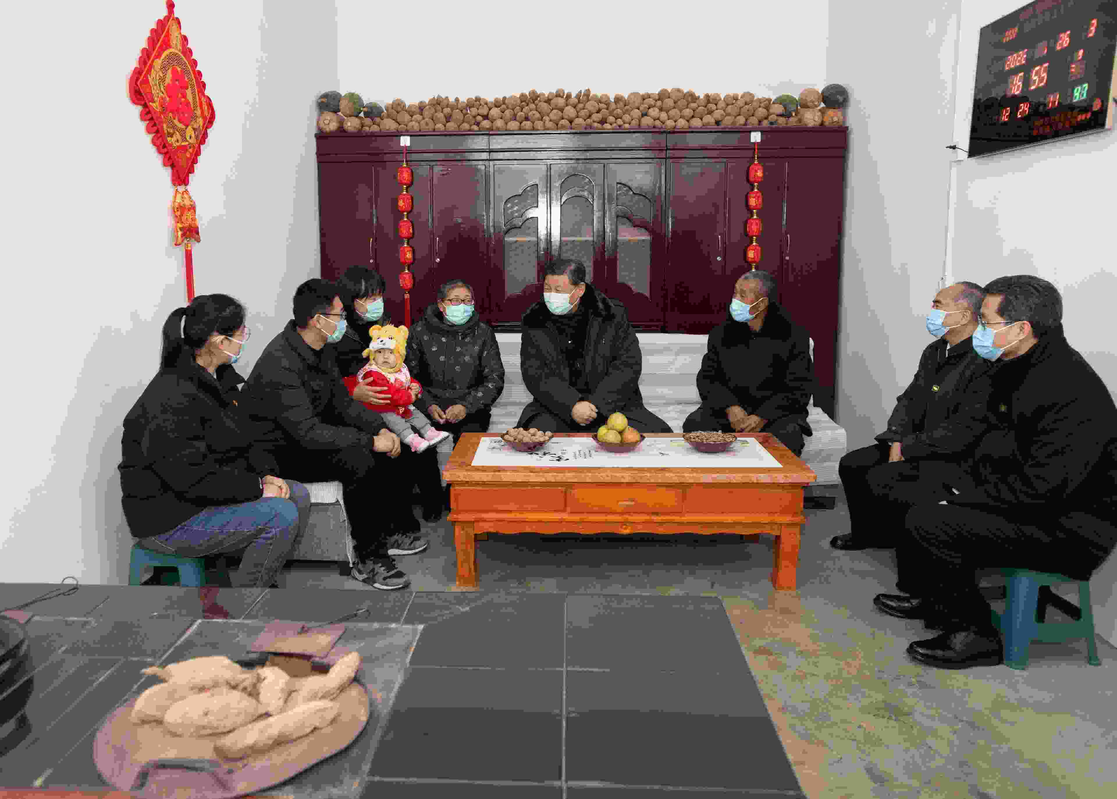 △2022年1月26日，中共中央總書記、國家主席、中央軍委主席習近平在臨汾市汾西縣僧念鎮(zhèn)段村同村民蔡文明一家親切交流。